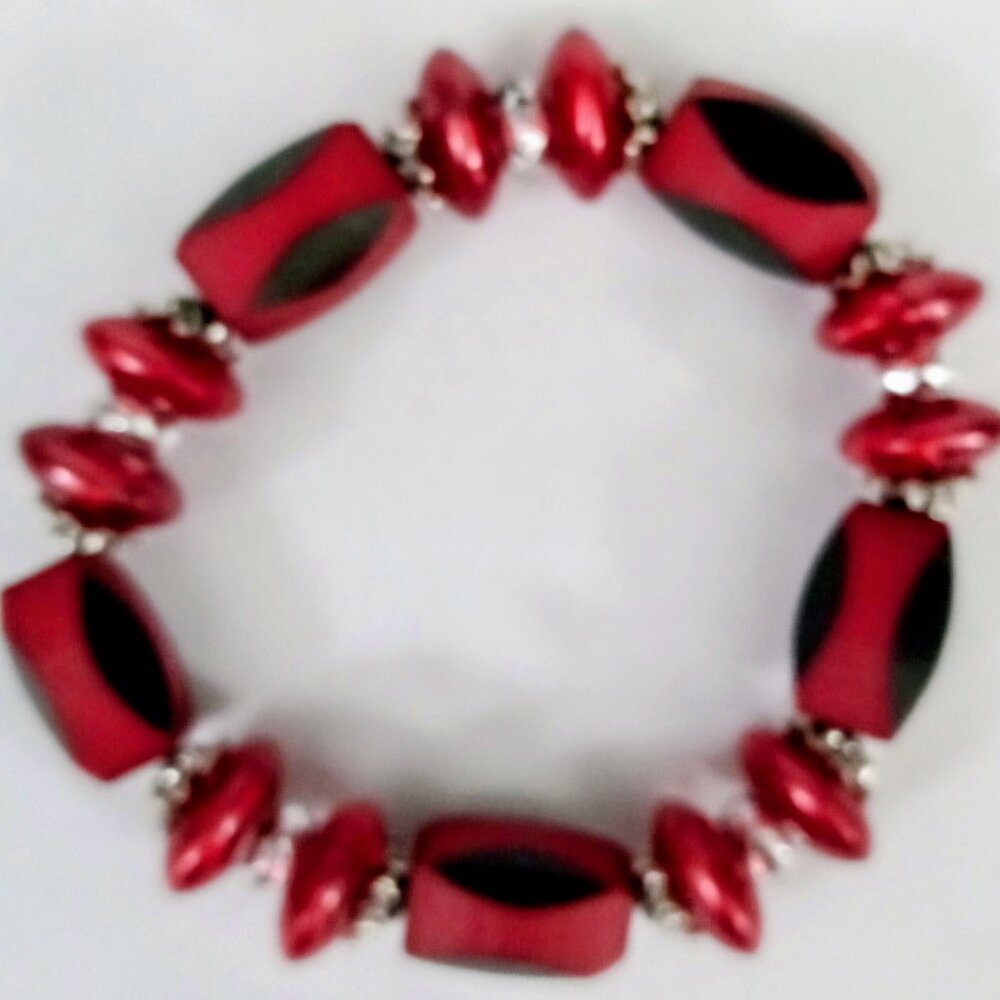 ACRYLIC CYLINDRICAL BEADED BRACELET